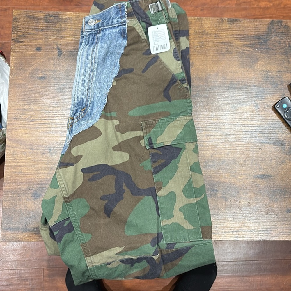 550 Levi jeans, cargo pants. Size 36w, 32L. NWT - Picture 2 of 3